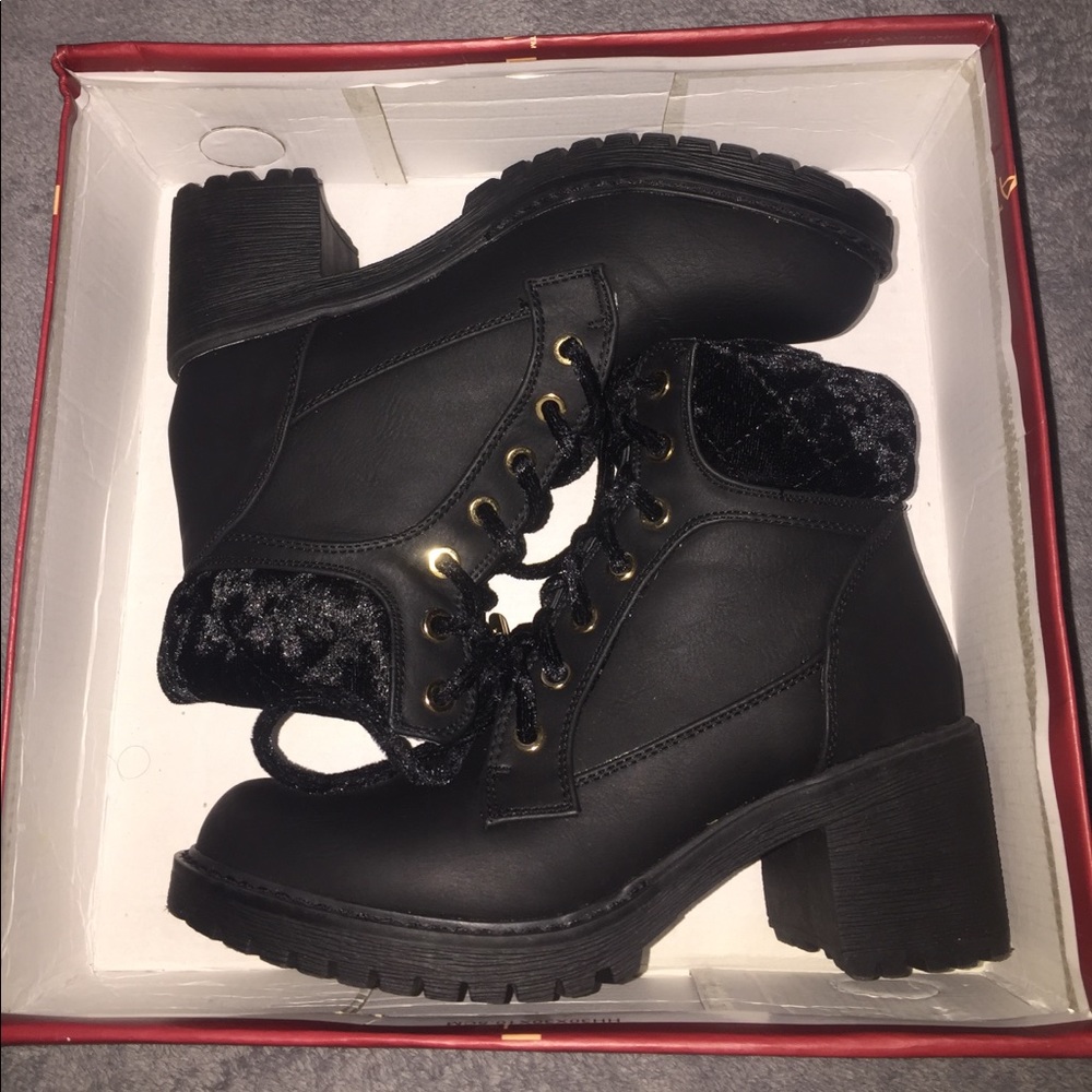 black booties🖤